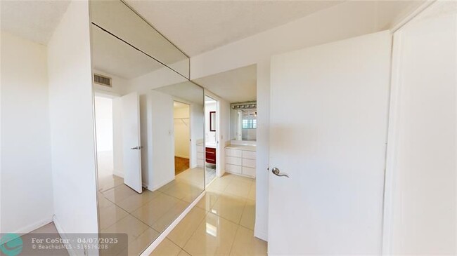 Building Photo - 3080 N Course Dr