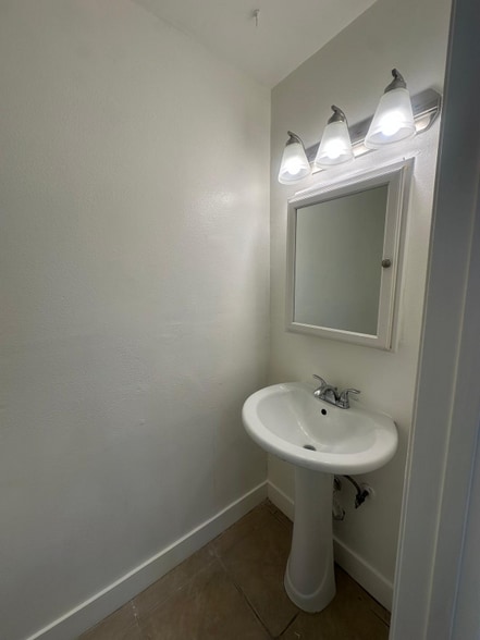 Building Photo - 8533 Rose St