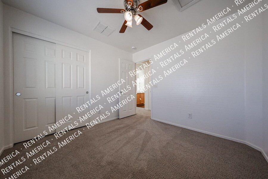 Building Photo - 4714 E Laurel Ave