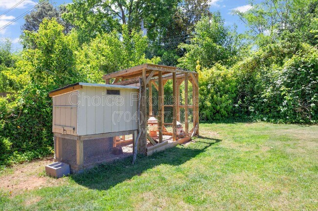 Building Photo - 832 Stanfield Dr