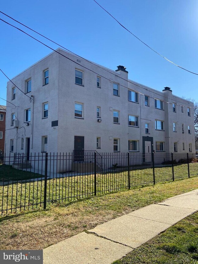 Building Photo - 129 Yuma St SE