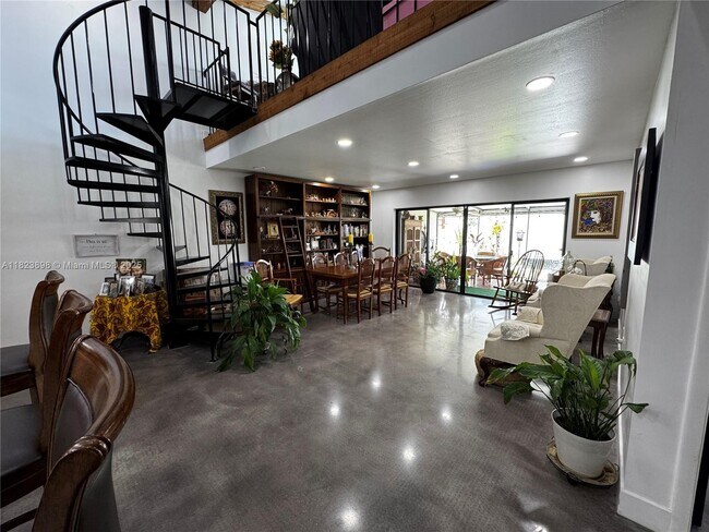 Building Photo - 6984 Greentree Ln
