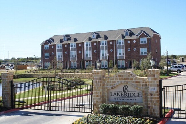 Building Photo - 3 bed 3 bath Condo at Lakeridge