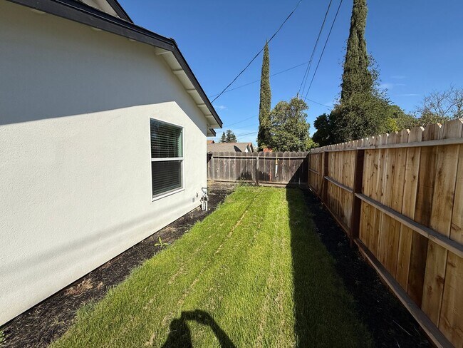 Building Photo - 4-bedroom single story in desirable Ripon!