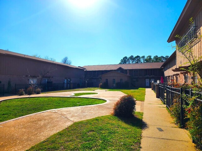 Building Photo - 2 Bedroom 1.5 Bath Apt at the Monterey Squ...
