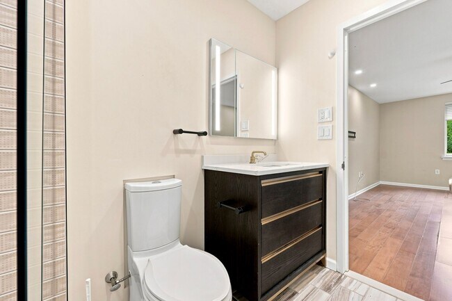 Building Photo - 1640 Oakwood Dr