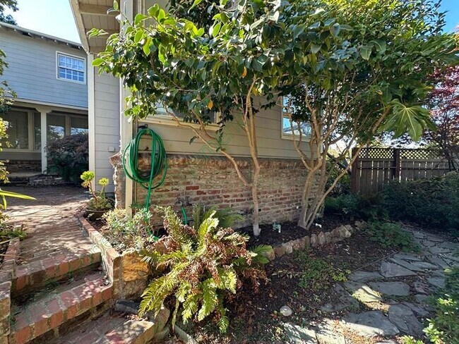 Building Photo - 108 Club Dr