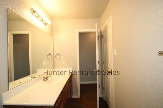 Building Photo - Luxury Duplex Close to Texas A&M-Central T...
