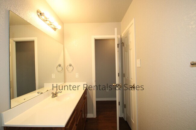 Building Photo - Luxury Duplex Close to Texas A&M-Central Texas