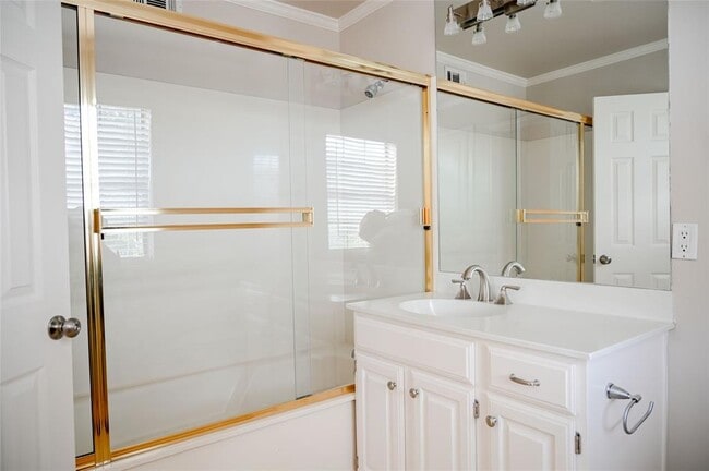 Building Photo - 5950 Lindenshire Ln