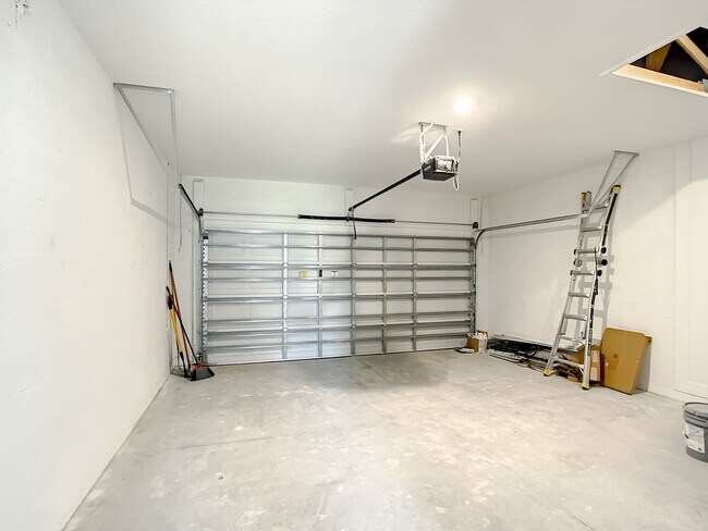 Building Photo - North Port For Lease