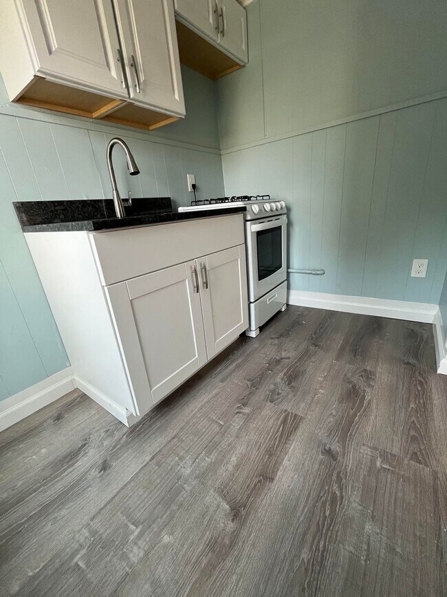 Building Photo - Gorgeous 1-bedroom, Second floor! Apartmen...