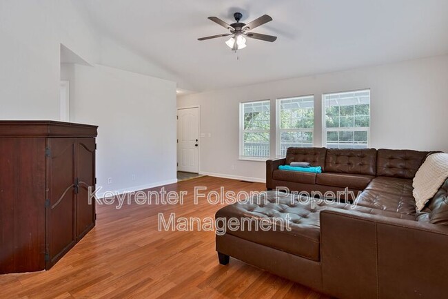 Building Photo - 5456 Oak Leaf Cir