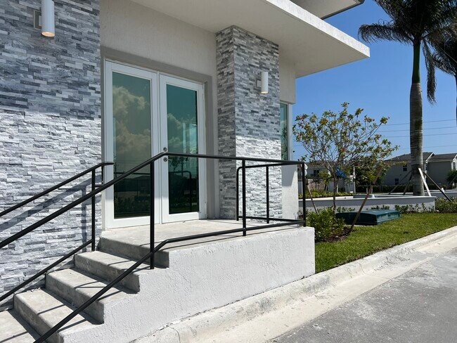 Building Photo - 651 SE 14th Ct