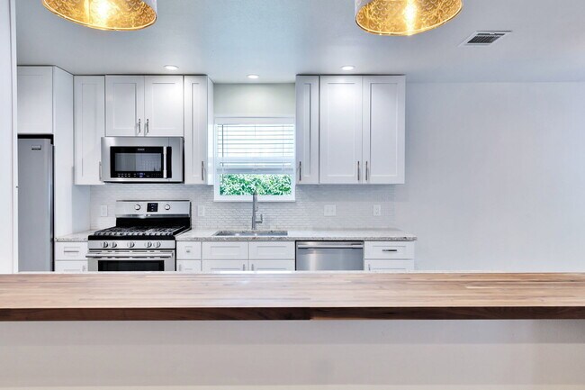 Building Photo - 2815 Inridge Dr