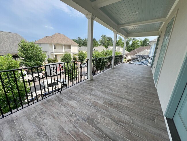 Building Photo - Stunning 4 bedroom, 3 bathroom 2 story hom...