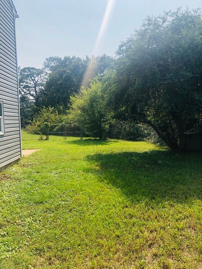 Building Photo - STUNNING 3 BEDROOM END UNIT TOWNHOUSE just off gate of Little Creek!!