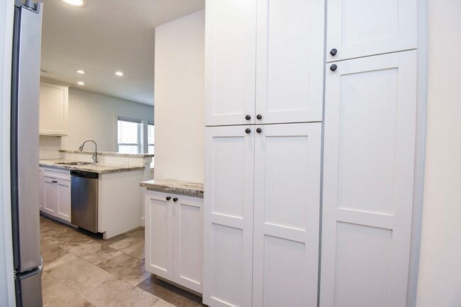 Building Photo - 413 W 10th St