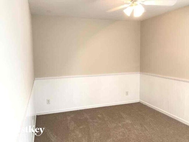 Building Photo - 1988 Sinclair Trce