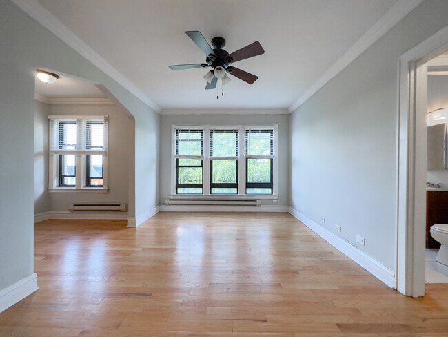 Building Photo - 4742 N Hermitage Ave