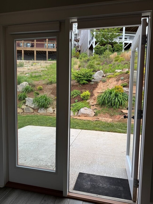Building Photo - Black Mountain - Gardeners Delight!!