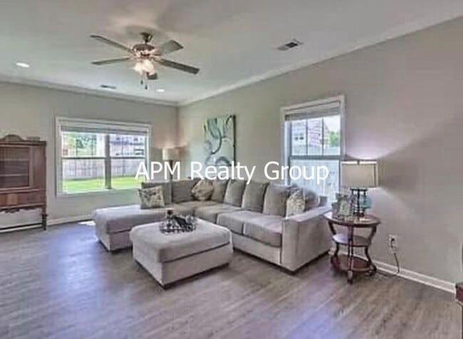 Building Photo - Desirable Chapin Living