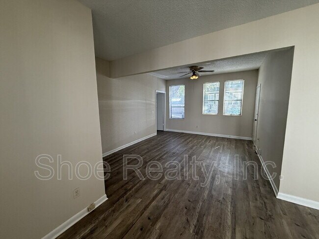 Building Photo - 2545 Oak St