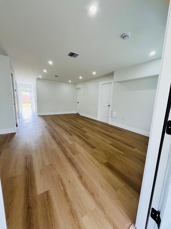 Building Photo - 1612 E River Dr