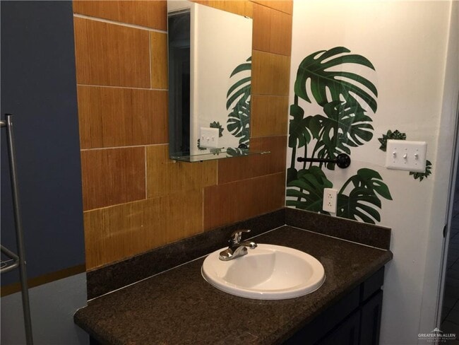 Building Photo - 17 S Broadway St