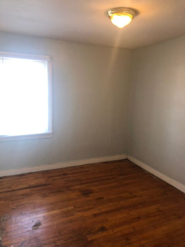 Building Photo - 1 Bed/1 Bath Upstairs Apartment located wa...