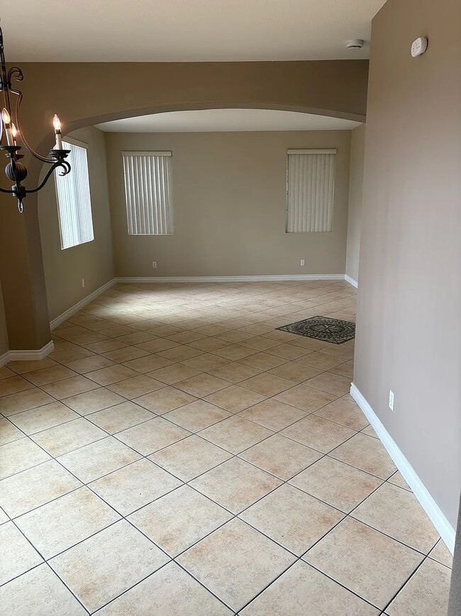 Building Photo - Newer 4bed 2.5 bath House