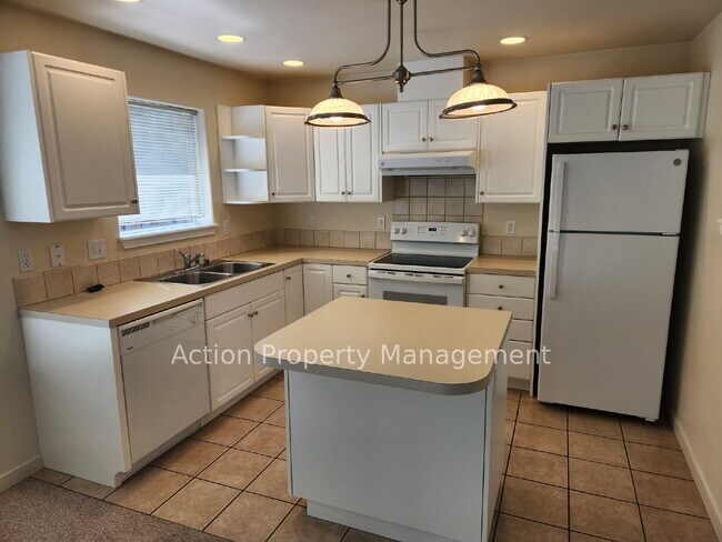 Building Photo - 2 bed, 2 bath, 1 car garage in a 4-plex, in Sequim