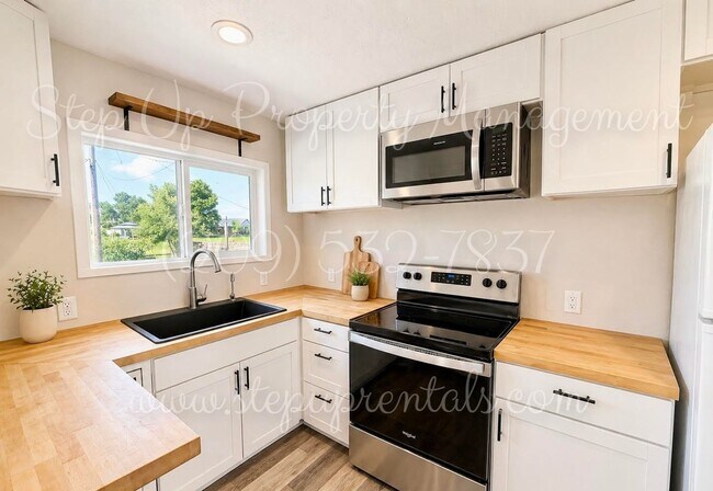 Building Photo - Charming Country Living with Modern Solar Power in Chinese Camp