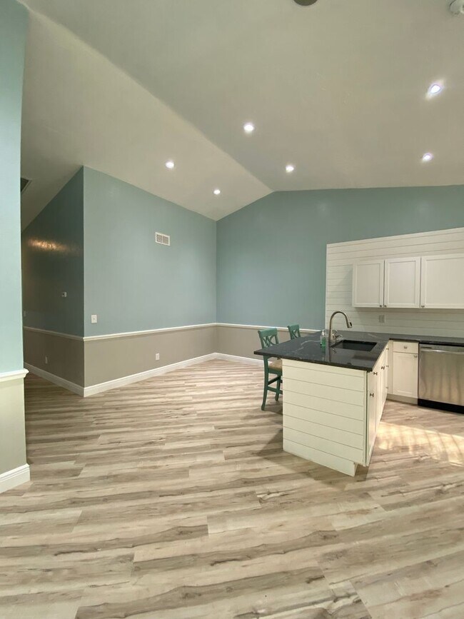 Building Photo - FULLY REMODELED VILLA IN REGENT PARK!!!!