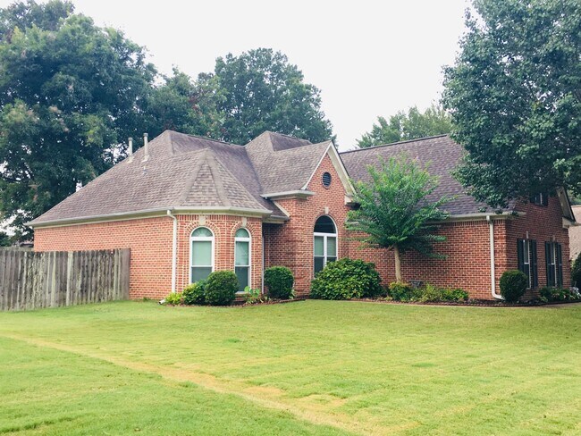 Building Photo - Ewing Place in Arlington! Pets are allowed, fees apply! Fenced in back yard!