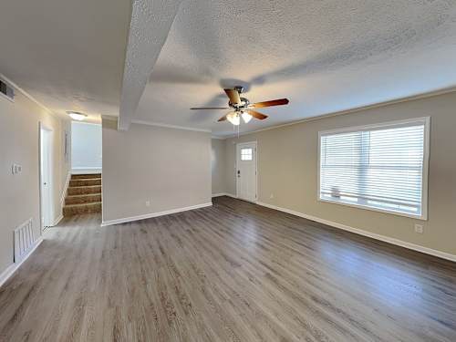 Building Photo - 335 Dartmouth Dr SW