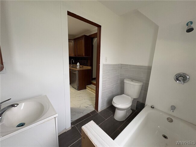 Building Photo - 143 Reo Ave