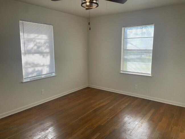 Building Photo - Two bedroom 1 bath next to campus!