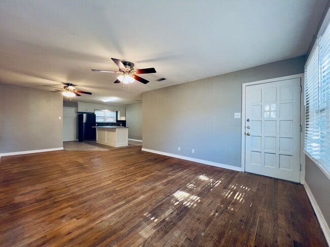 Building Photo - MOVE-IN SPECIAL: Recently Remodeled 3/2/1