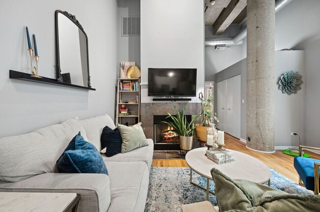 Building Photo - 758 N Larrabee St