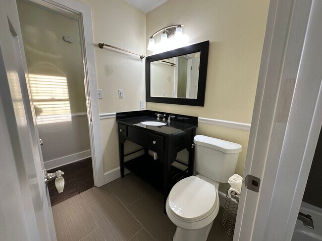 Building Photo - Farragut Cul-de-Sac Home on ½ Acre | 3BR + Sunroom | Walk to Greenway & Farragut HS