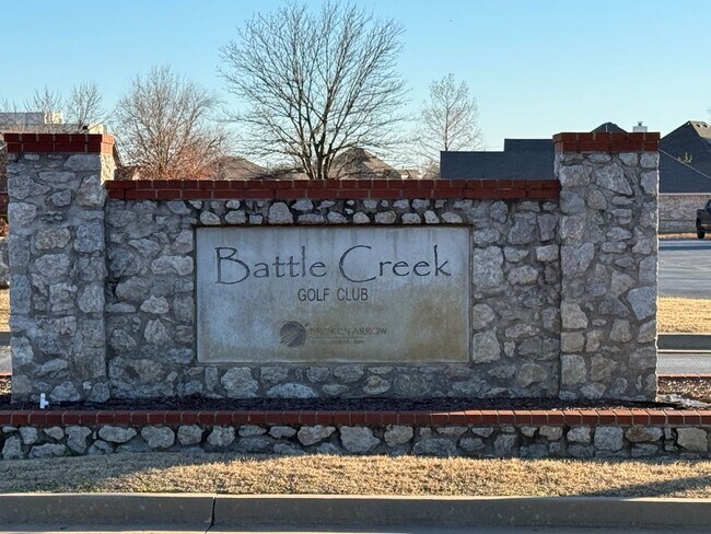 Building Photo - Right On The Green- 3 Bedroom Updated Home on Battle Creek