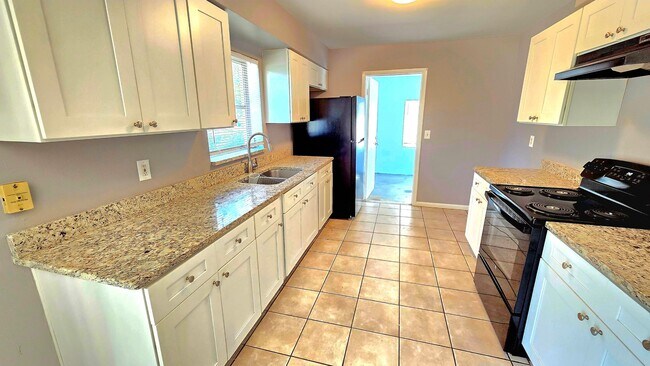 Building Photo - Charming Corner Lot Home in Deland- Near T...