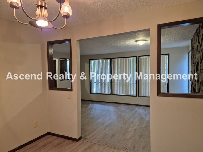 Building Photo - One Level Ranch Greenway Neighborhood Fenc...