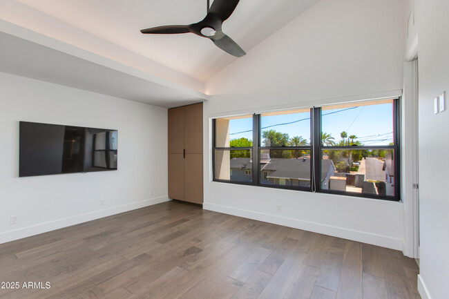 Building Photo - 1325 E Pomelo Grove Ln
