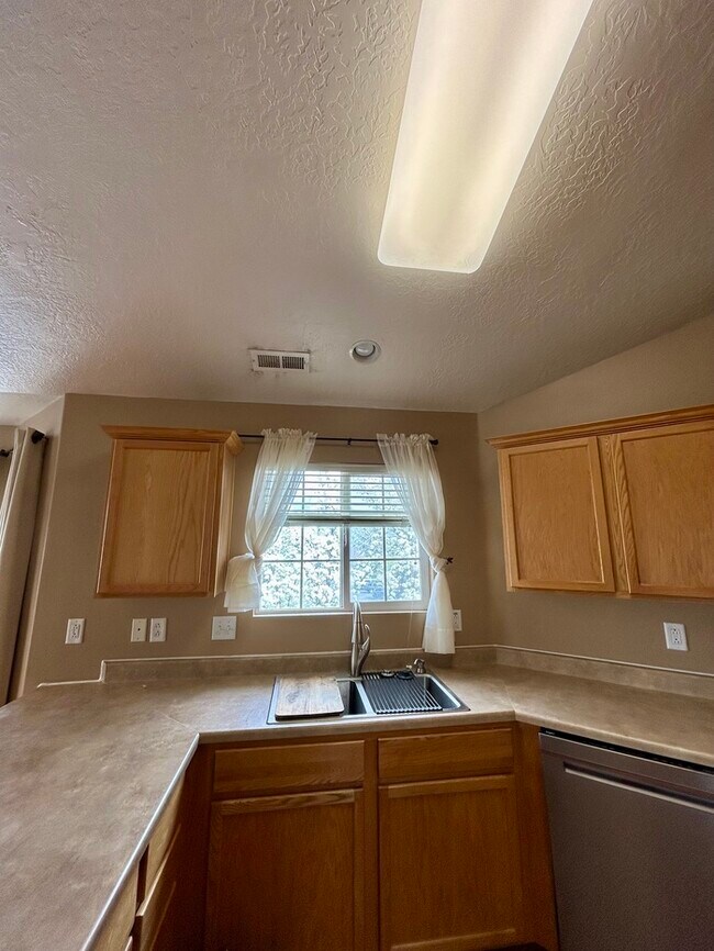 Building Photo - Bright 3-Bed, 2-Bath Condo with Mountain Views & Community Amenities