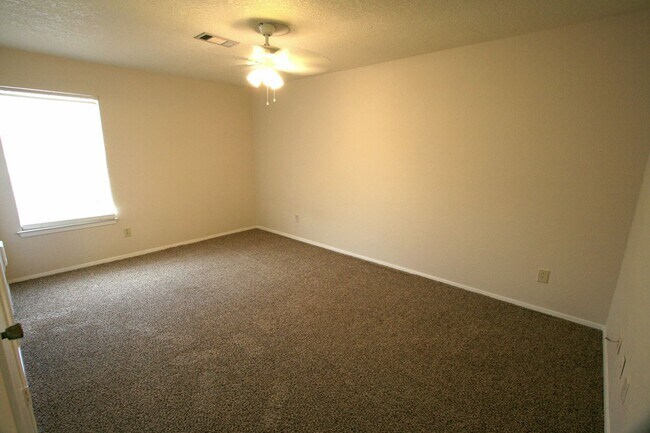 Building Photo - 1102 Spring Loop