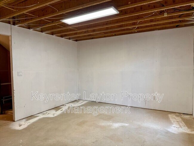 Building Photo - 1070 E 5600 S