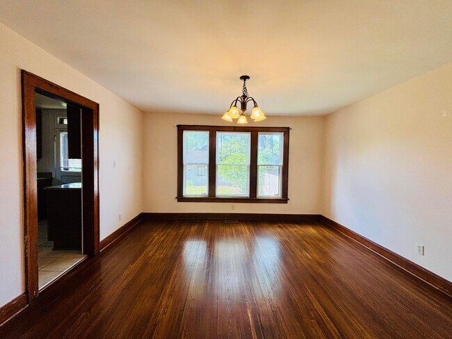 Building Photo - 315 Siebert St