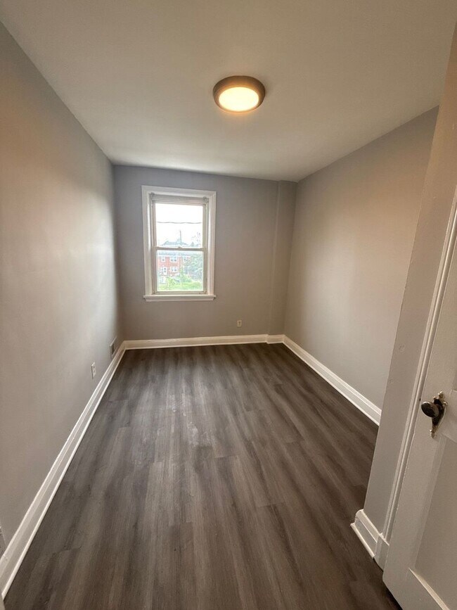 Building Photo - 3527 Parklawn Ave